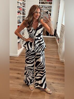 2 piece set size medium worn once for photos like new condition